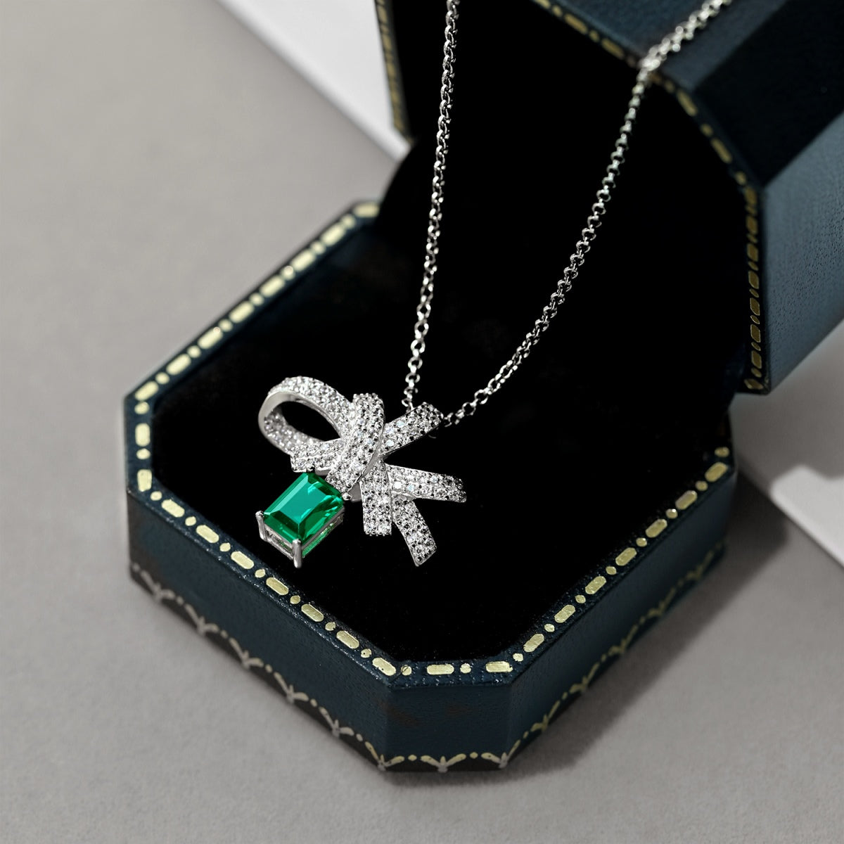 [Rose Jewels]Luxurious Flower Shape Emerald Cut Necklace