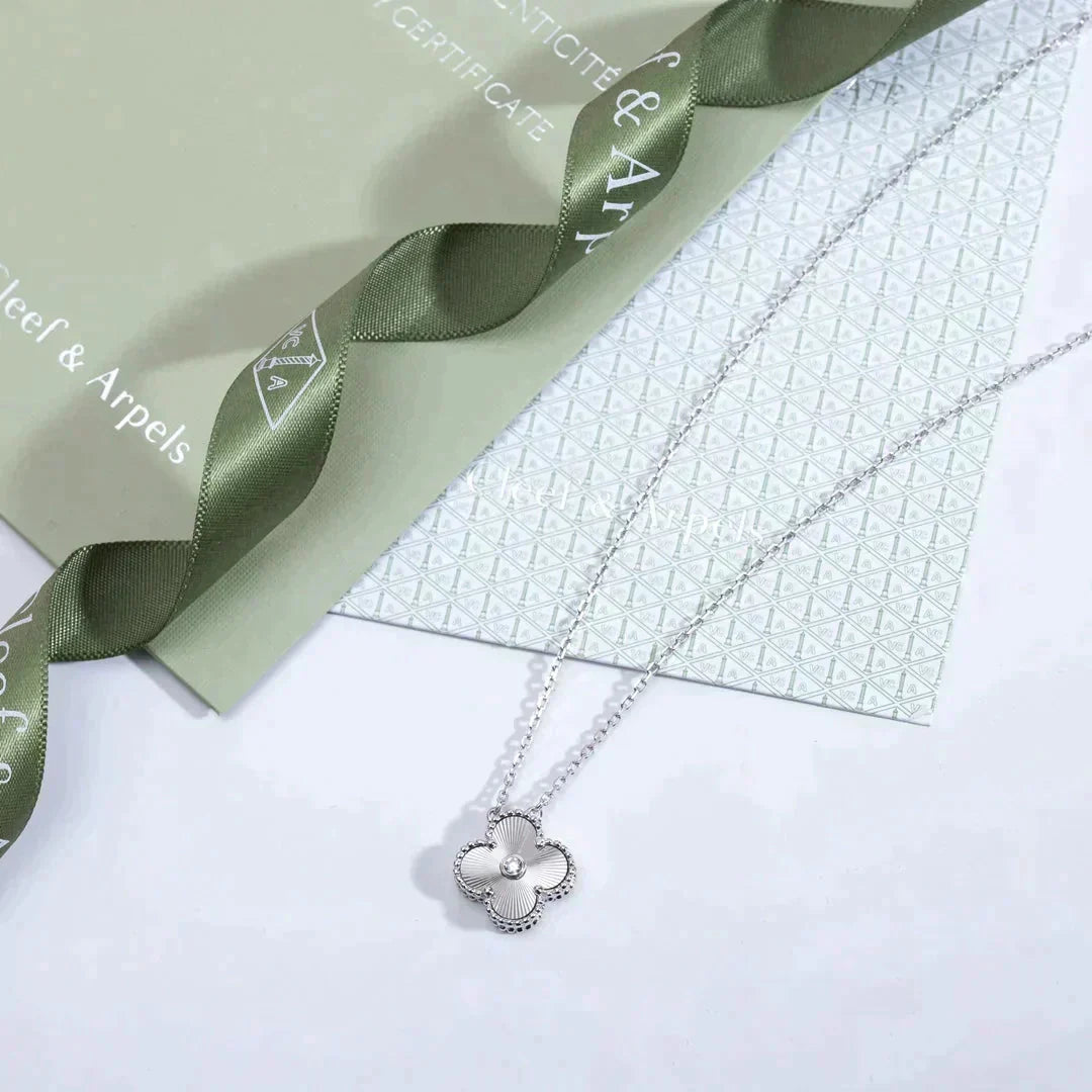 [ROSE]CLOVER  15MM DIAMOND LASER NECKLACE SILVER