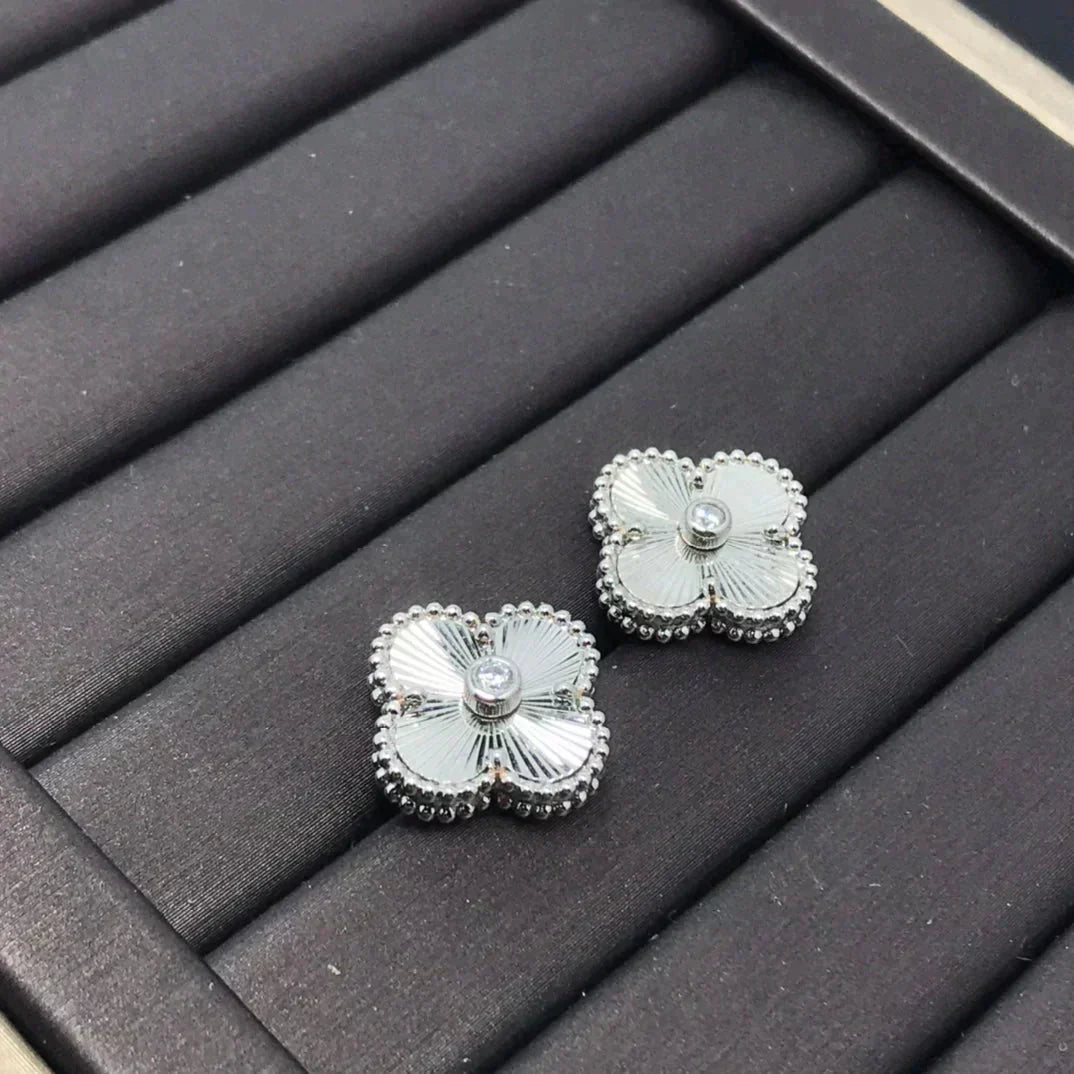 [ROSE]CLOVER MINI 9.5MM LASER EARRINGS