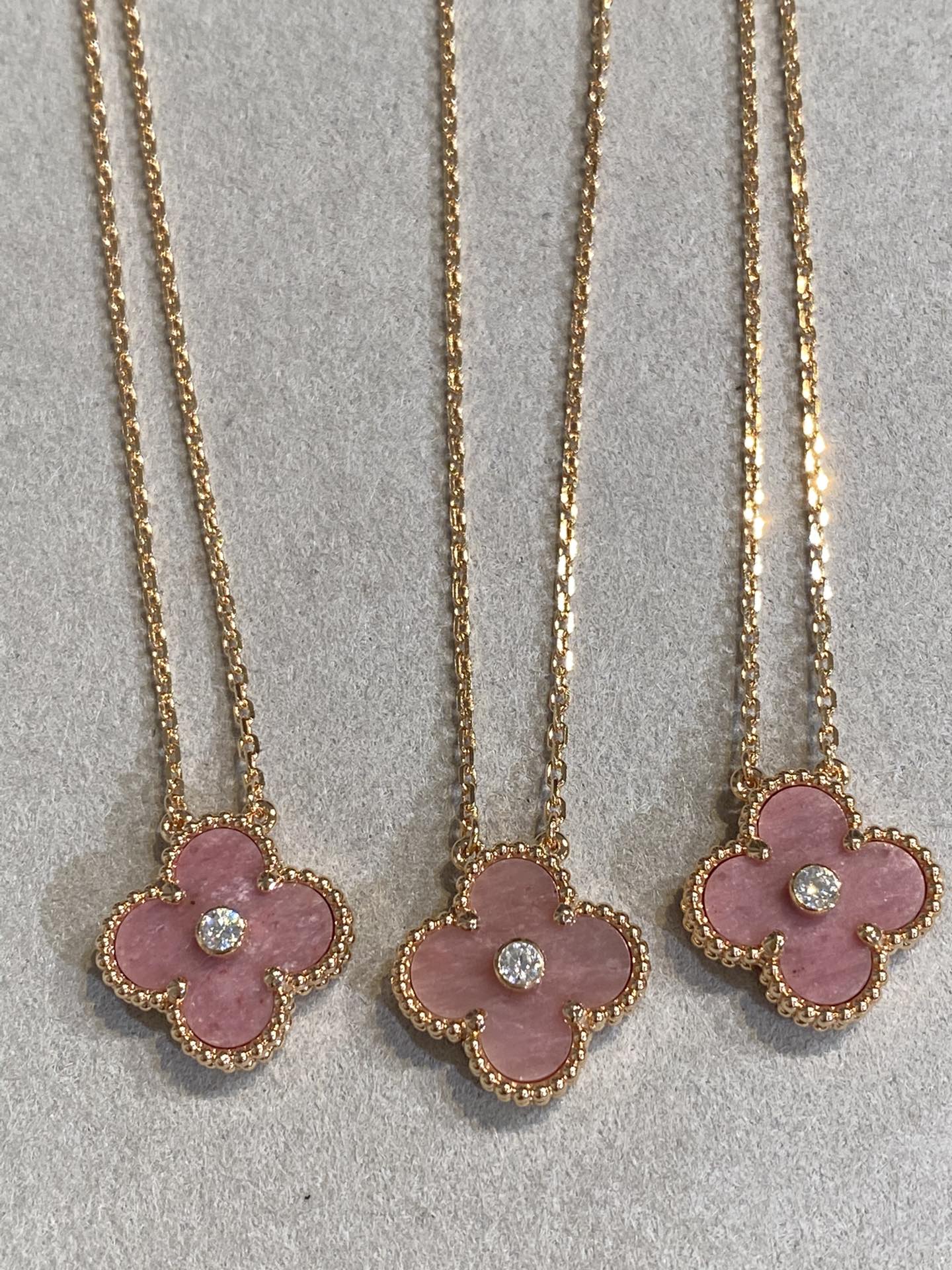 [ROSE]CLOVER 15MM DIAMOND RHODONITE NECKLACE