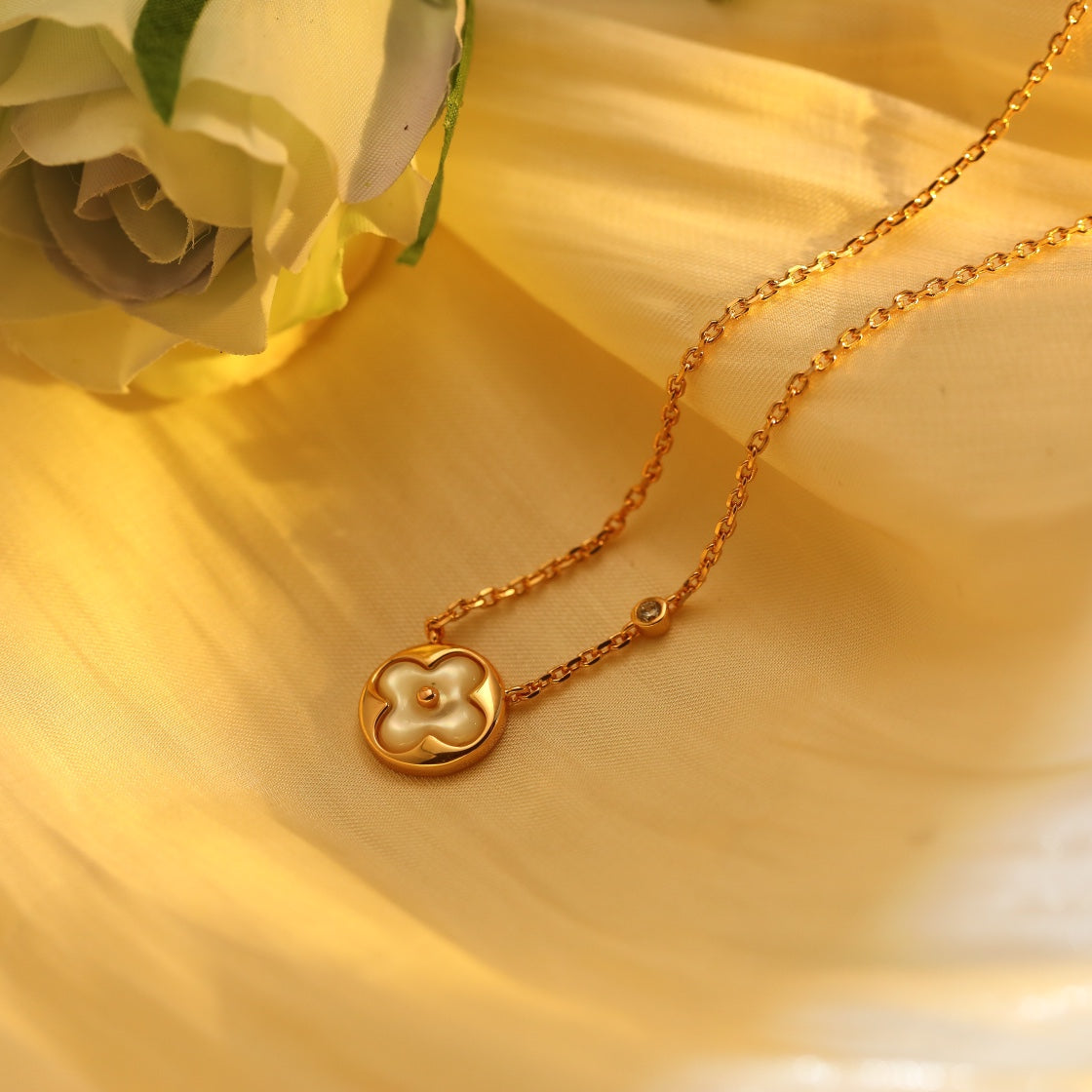 [Rose Jewels]HALSKETTE MIT SONNENANHÄNGER AUS ROTGOLD MIT 1 DIAMANT