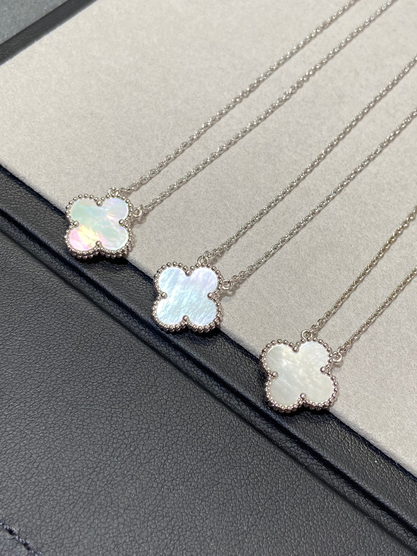 [ROSE]CLOVER MEDIUM SILVER WHITE MOP NECKLACE