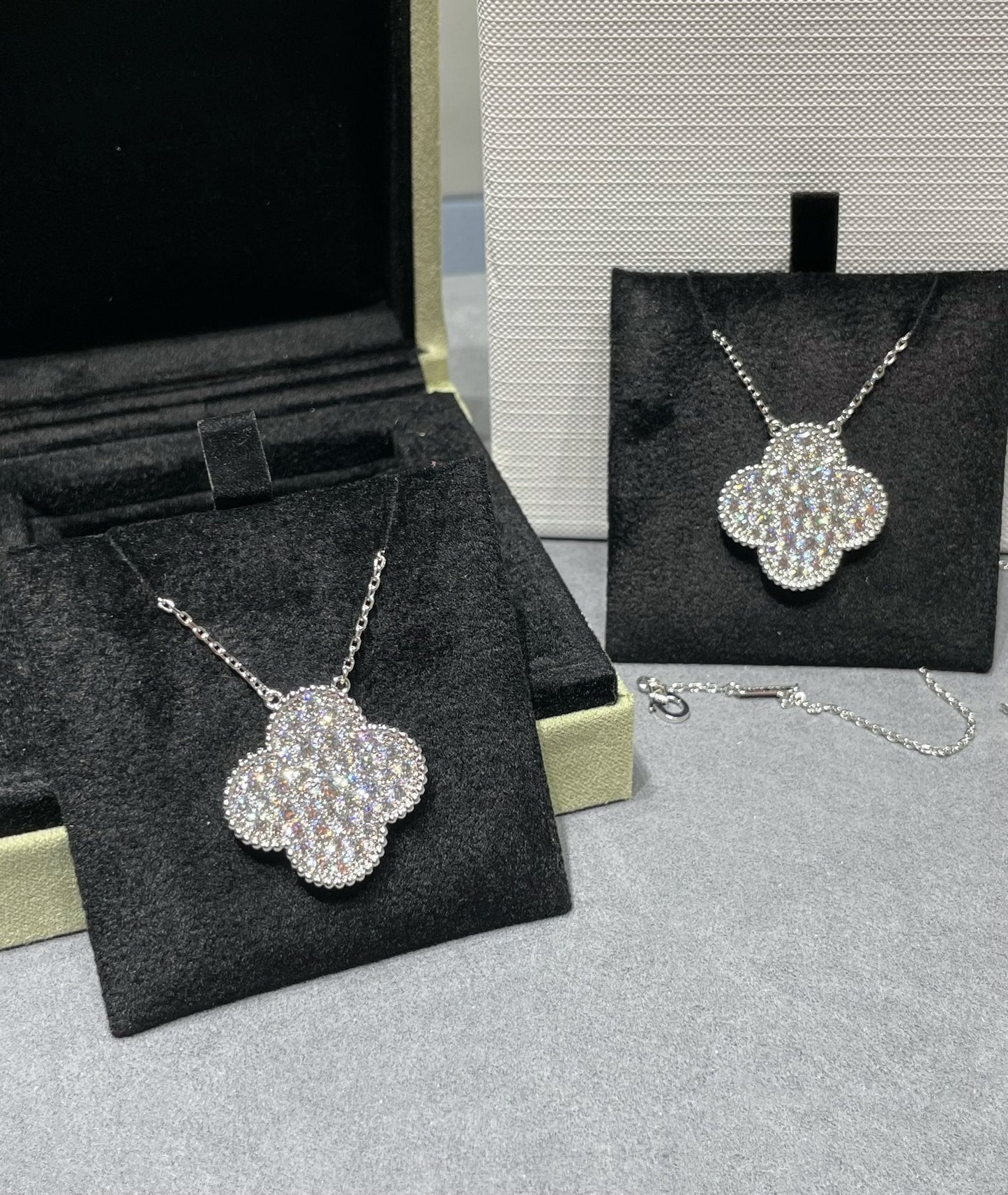 [ROSE]CLOVER 25MM LARGE PENDANT DIAMOND PAVED SILVER NECKLACE