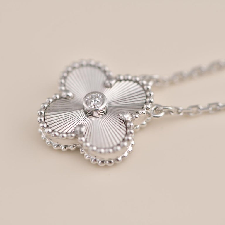 [ROSE]CLOVER  15MM DIAMOND LASER NECKLACE SILVER