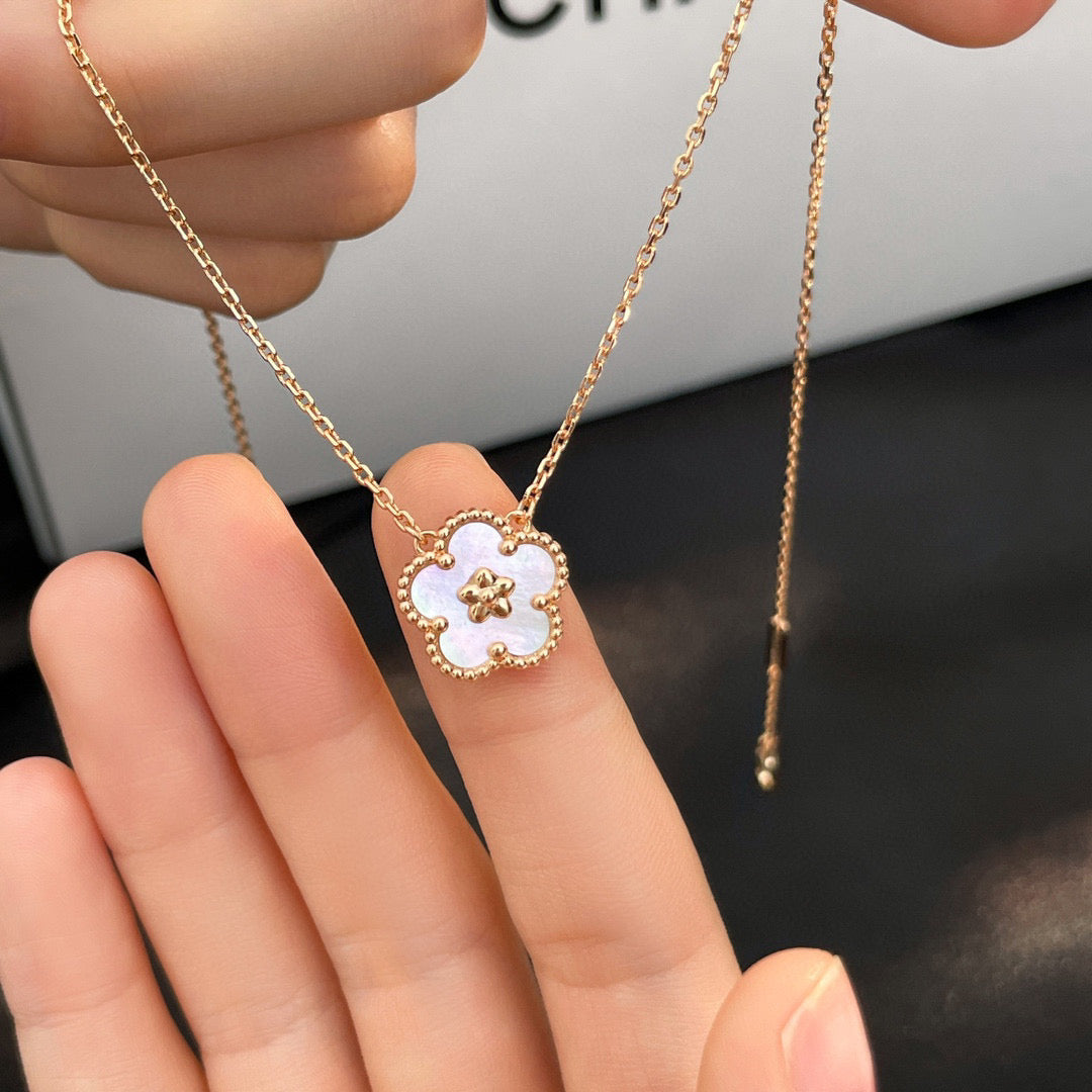 [ROSE]LUCKY  WHITE MOP  PLUM BLOSSOM NECKLACE