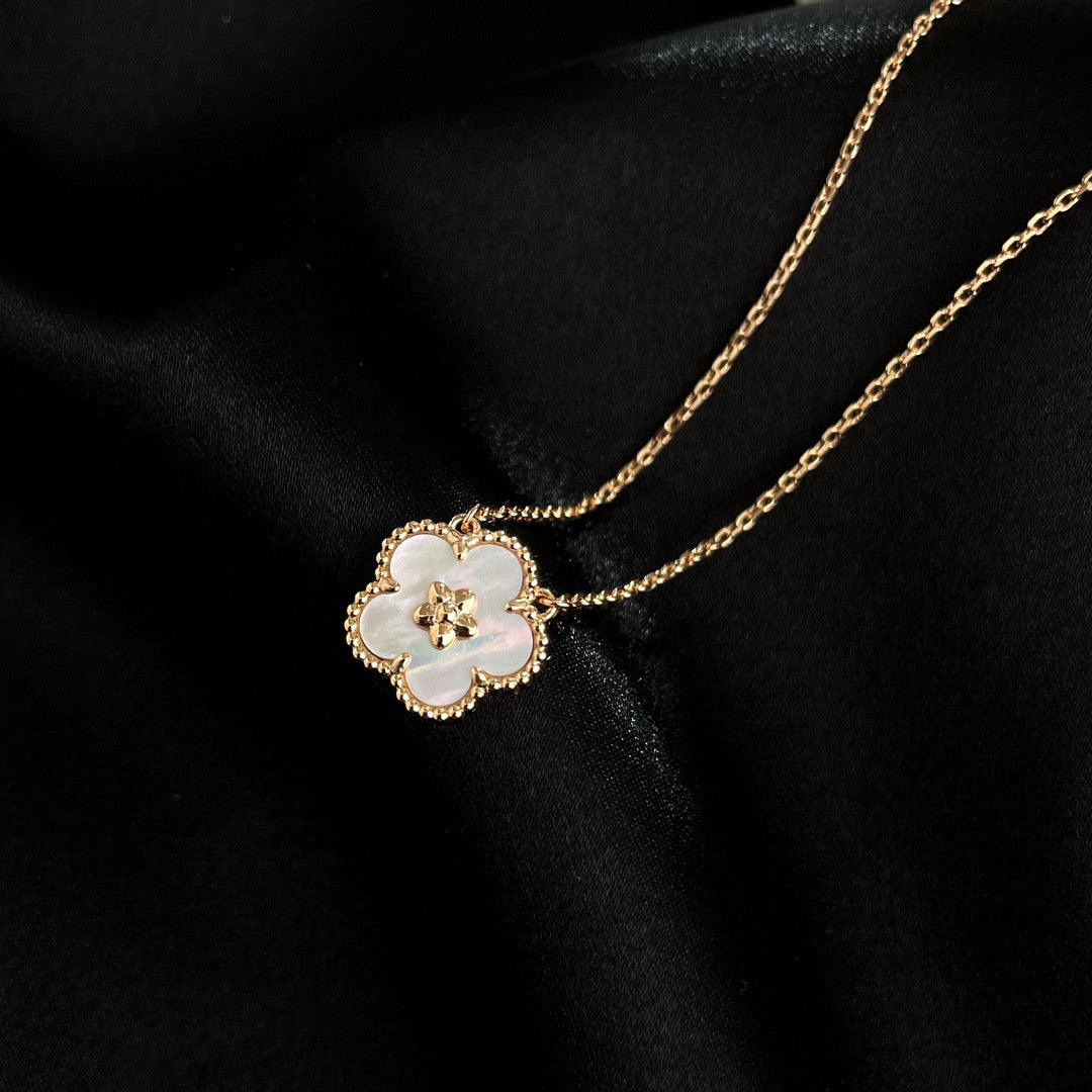 [ROSE]LUCKY  WHITE MOP  PLUM BLOSSOM NECKLACE