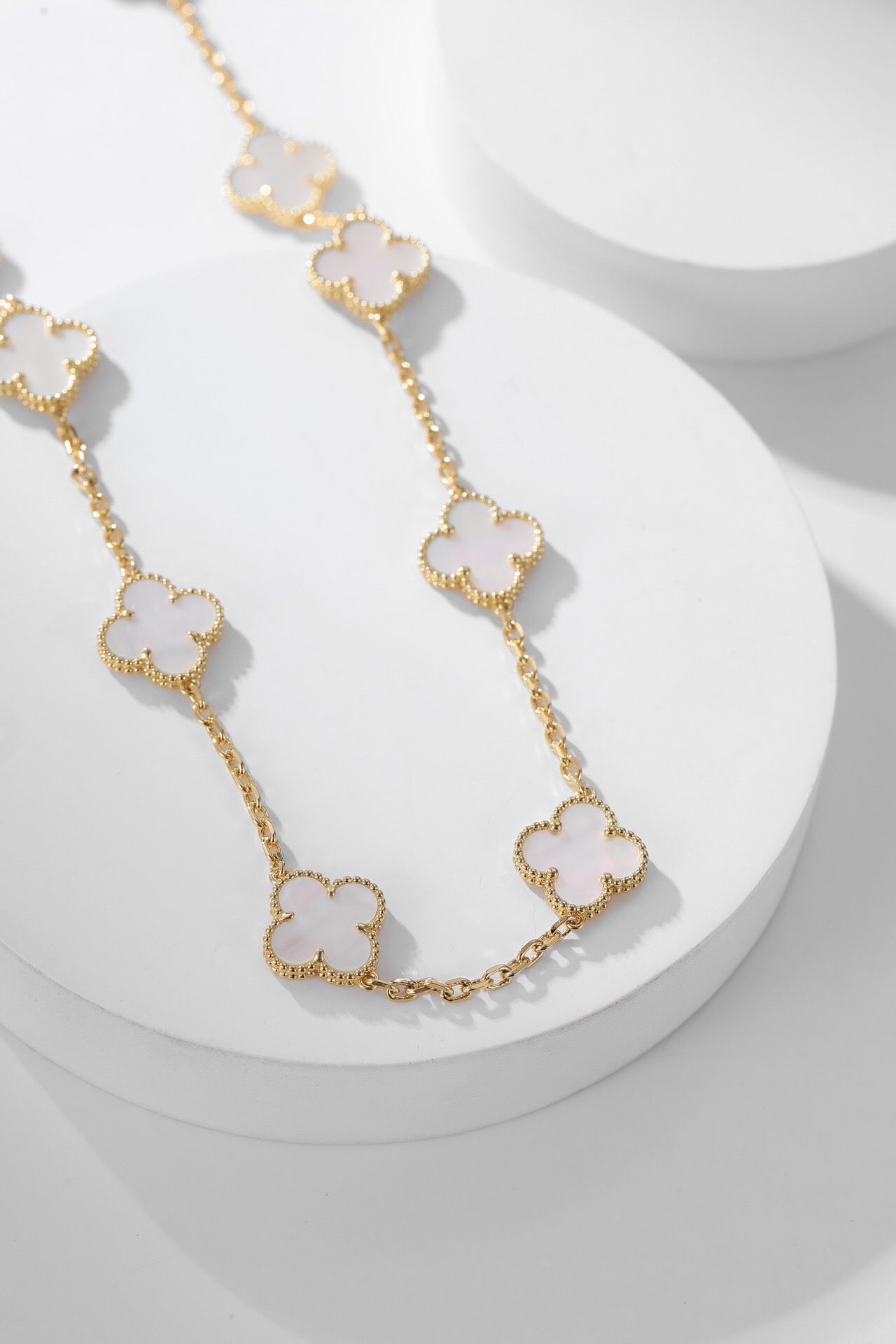 [ROSE] Clover 10 Patterned white mother-of-pearl necklace.