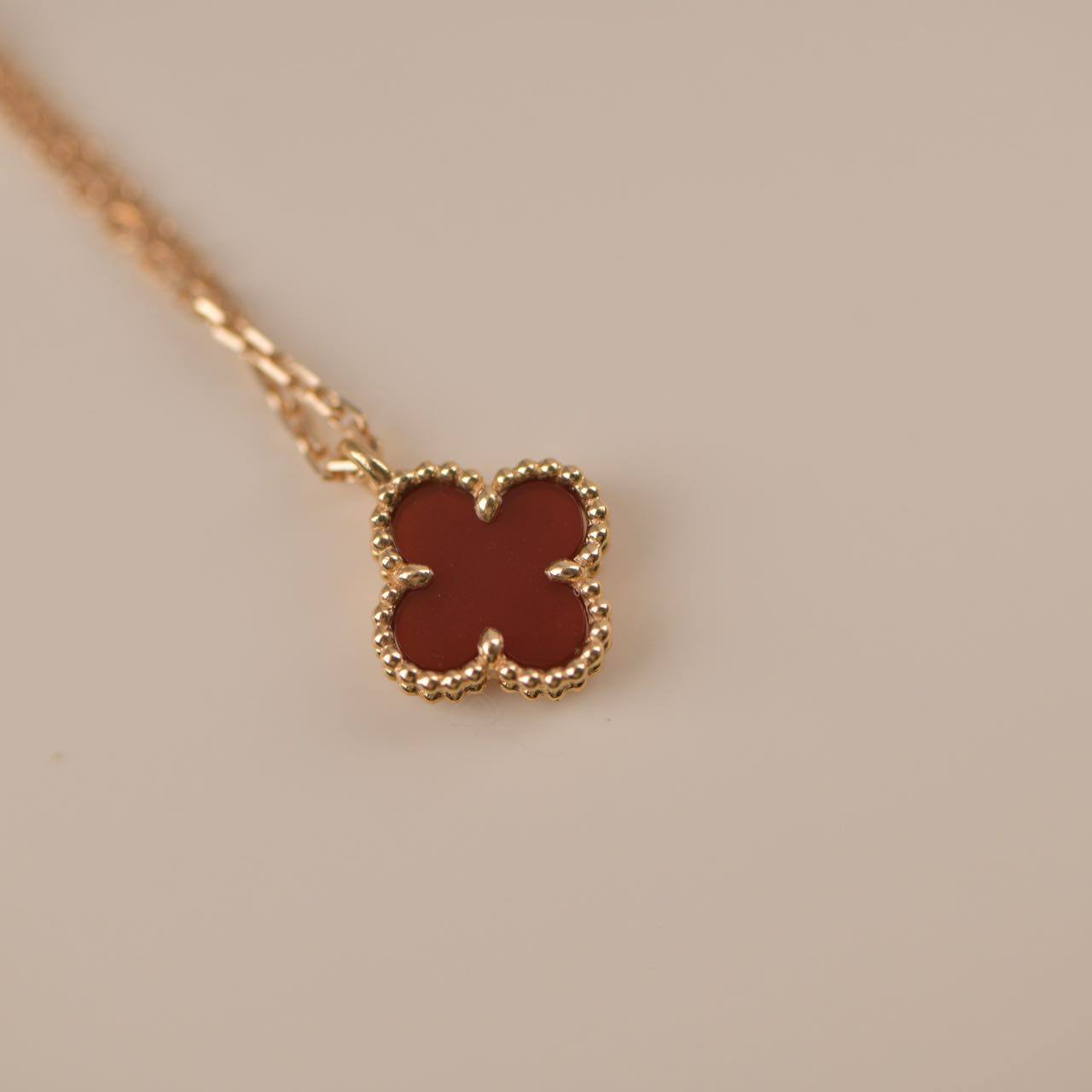 [ROSE]CLOVER MINI 9.5MM WHITE CARNELIANS NECKLACE