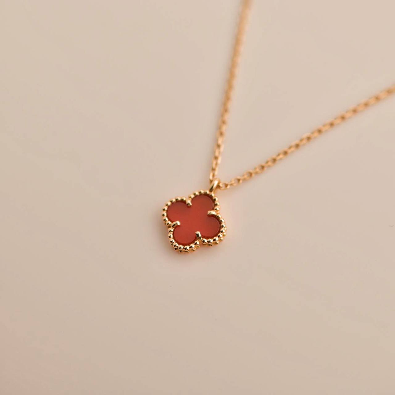 [ROSE]CLOVER MINI 9.5MM WHITE CARNELIANS NECKLACE